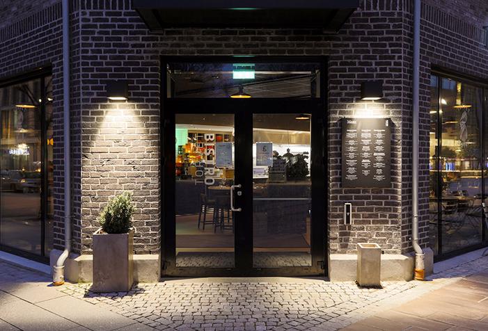 TIMBAL SQ il·lumina la façana del restaurant Torvet Bistro a Kristiansand, Noruega